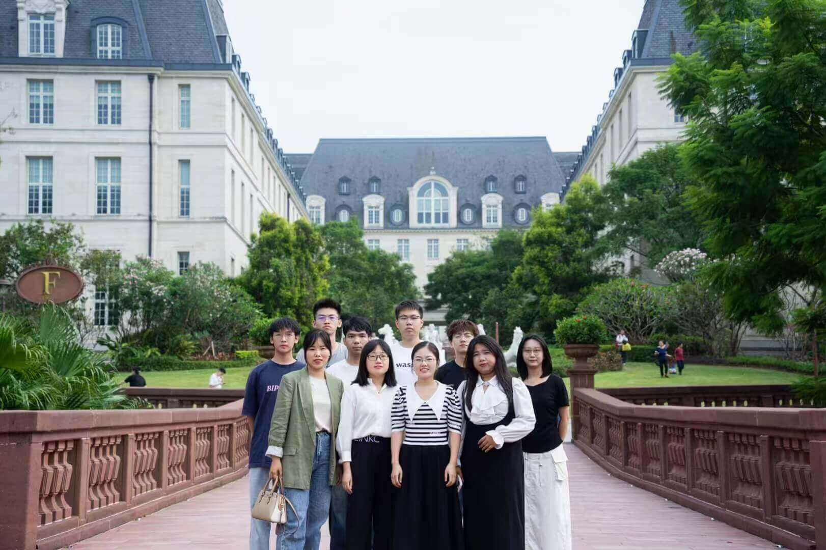 优秀学生走进华为欧洲小镇学习交流